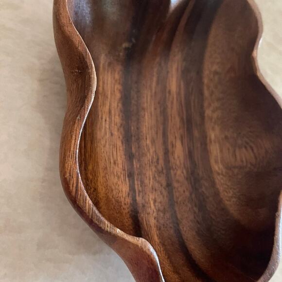 Vintage Monkeypod wood leaf shaped bowl - Picture 3 of 8